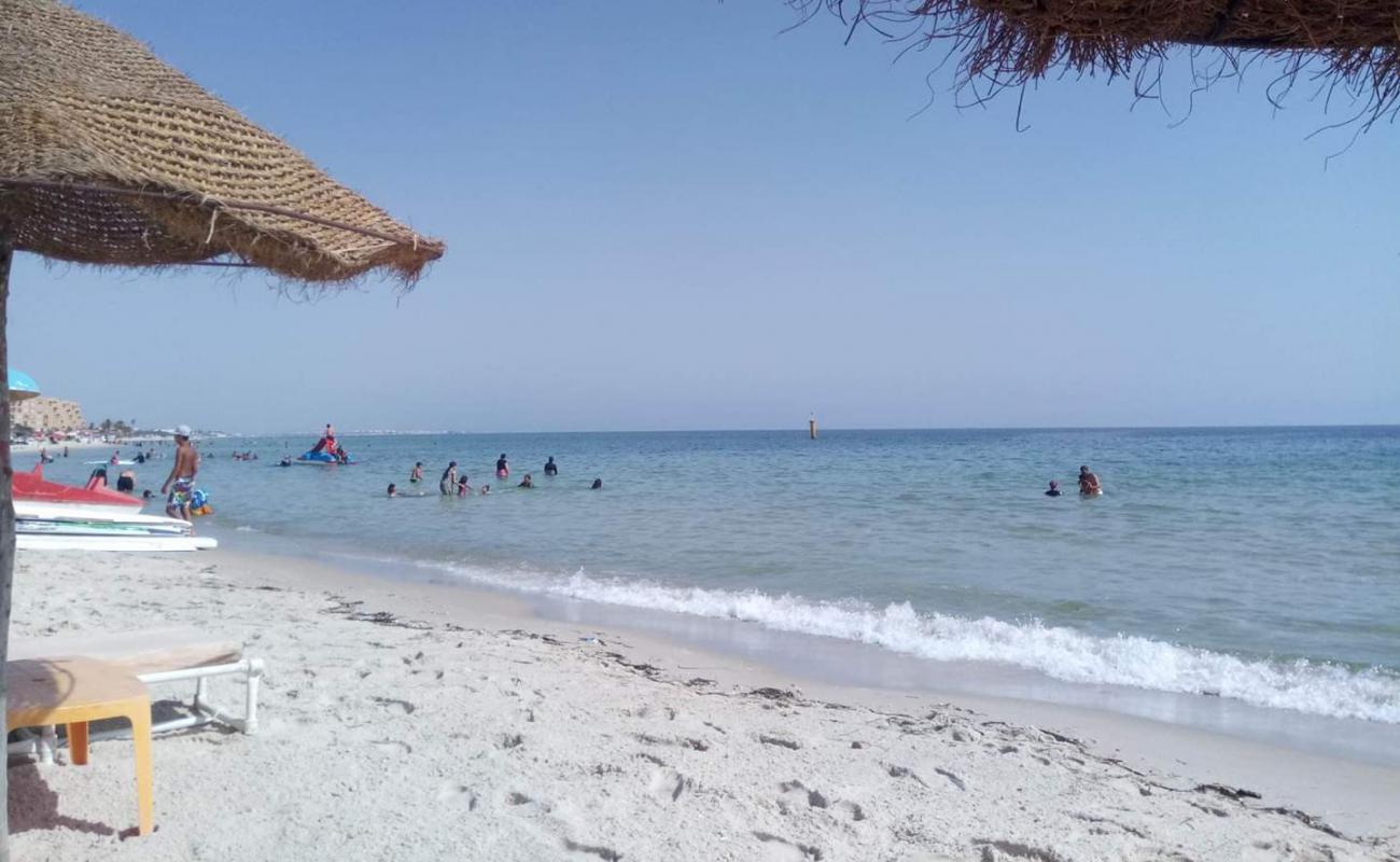 Photo de Plage Chott Mariem avec sable blanc de surface