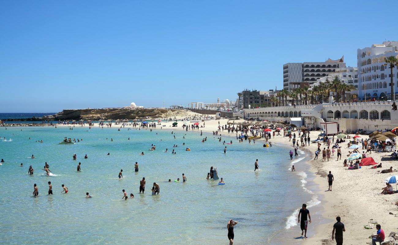 Photo de Qaraiya beach avec sable fin blanc de surface