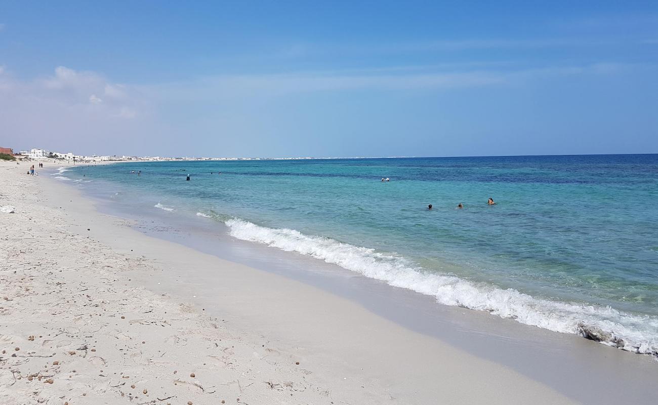 Photo de Plage Salakta avec sable blanc de surface