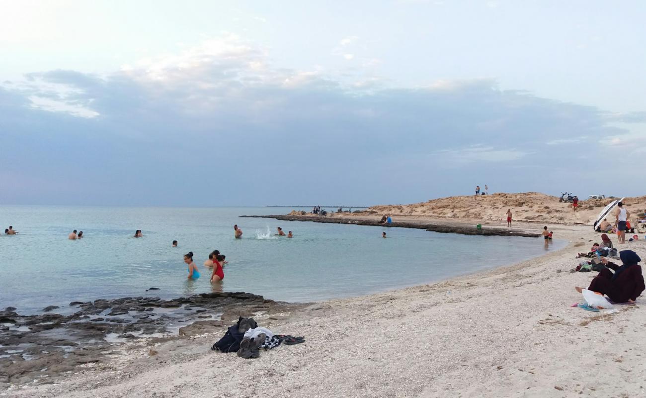 Photo de Sheikh Yahya beach avec sable blanc de surface