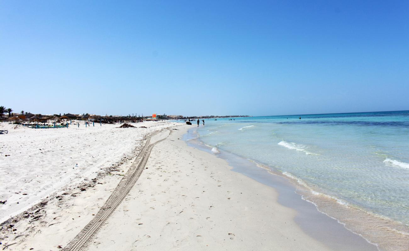 Photo de Sir Mehrez beach avec sable blanc de surface