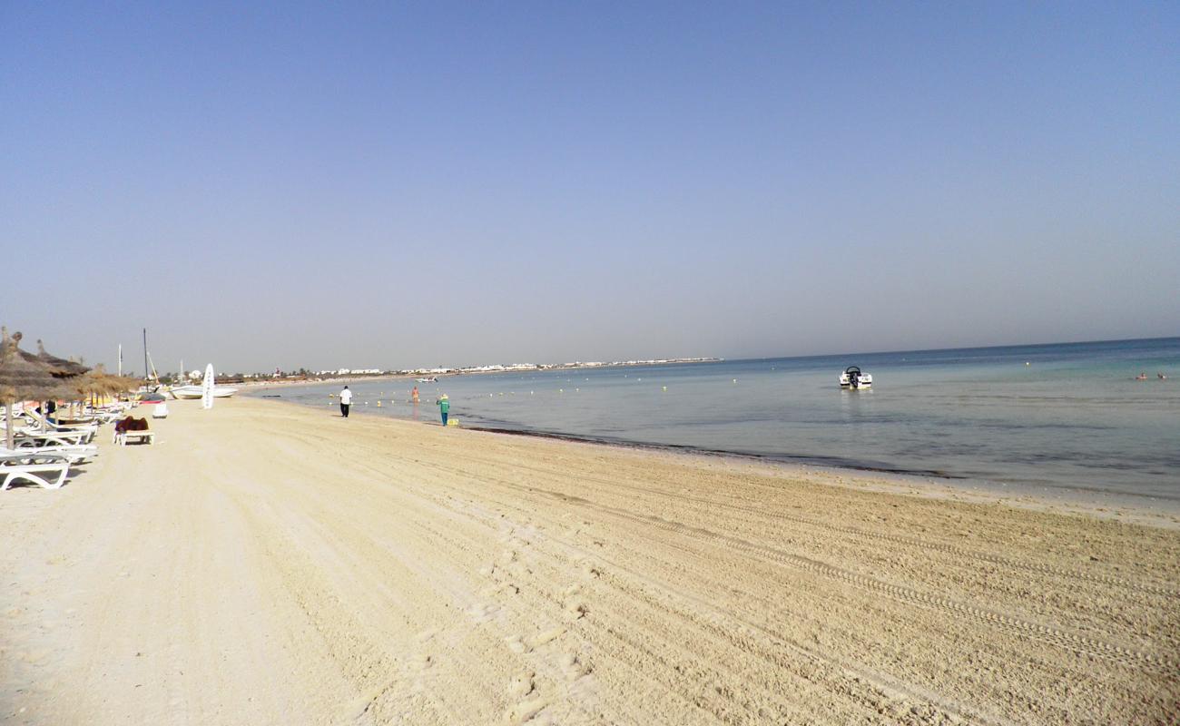 Photo de Plage Dar Djerba avec sable blanc de surface