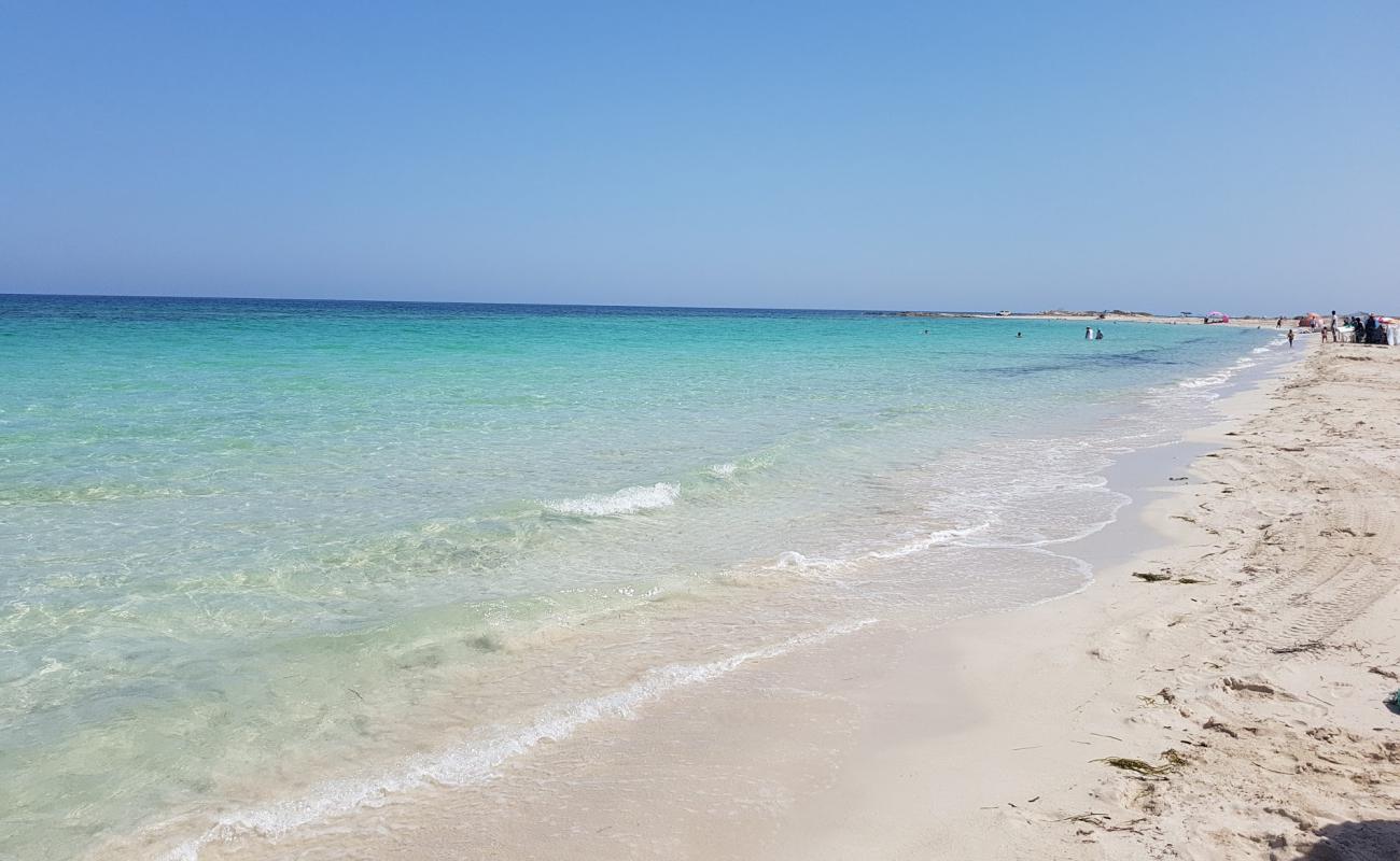 Photo de Lella Hadhria beach avec sable blanc de surface