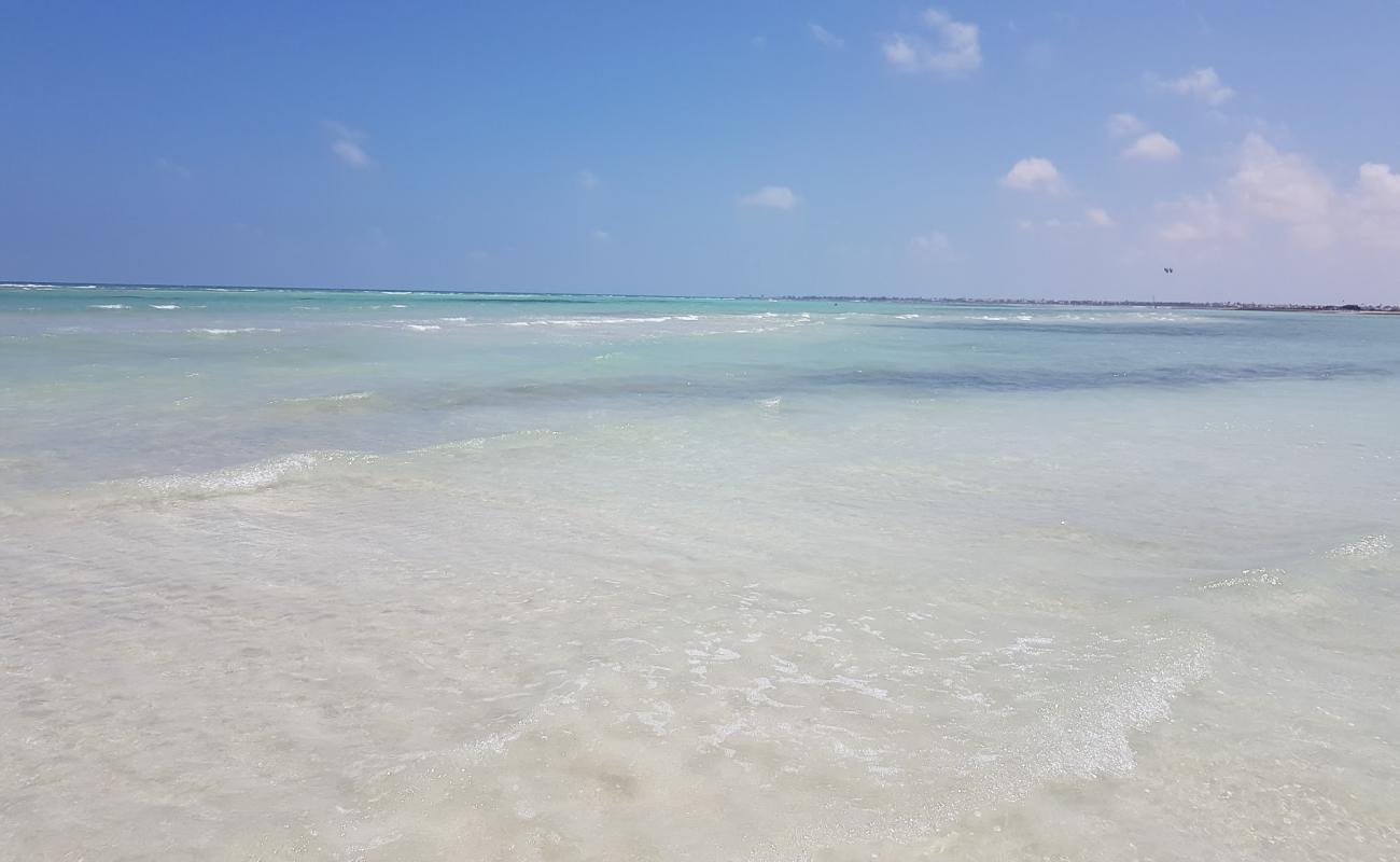 Photo de Hessi Jerbi beach avec sable blanc de surface