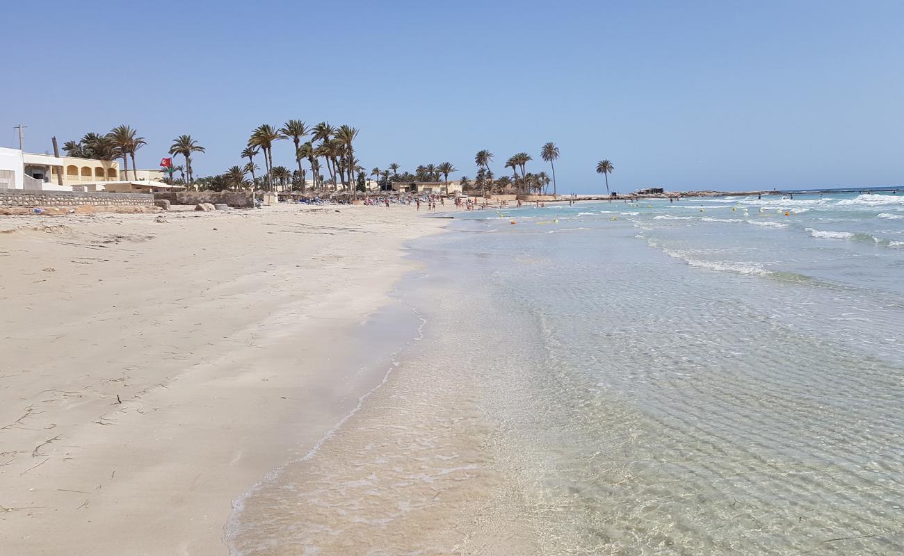 Photo de Al-Swehel beach avec sable blanc de surface