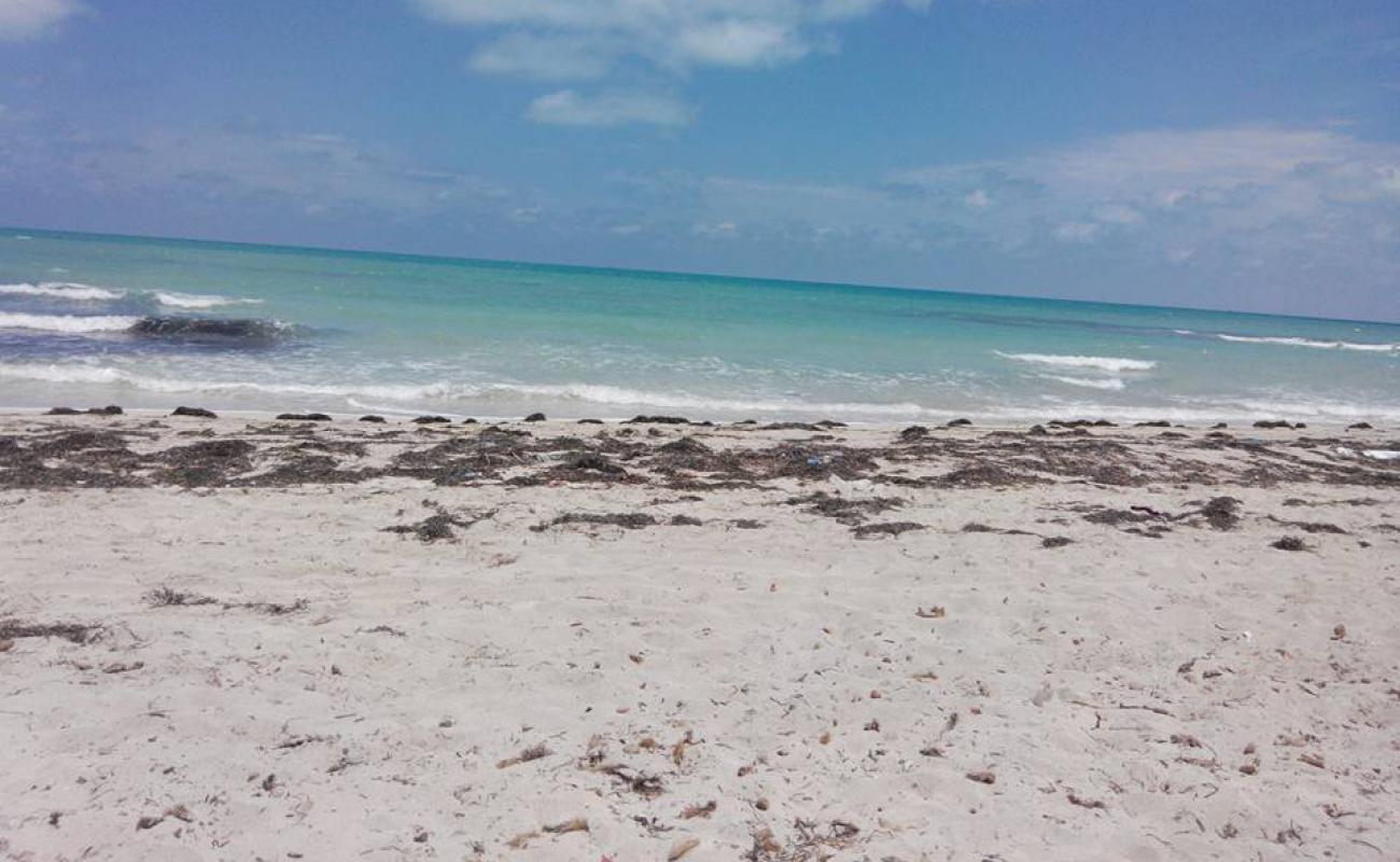 Photo de Senia beach avec sable blanc de surface
