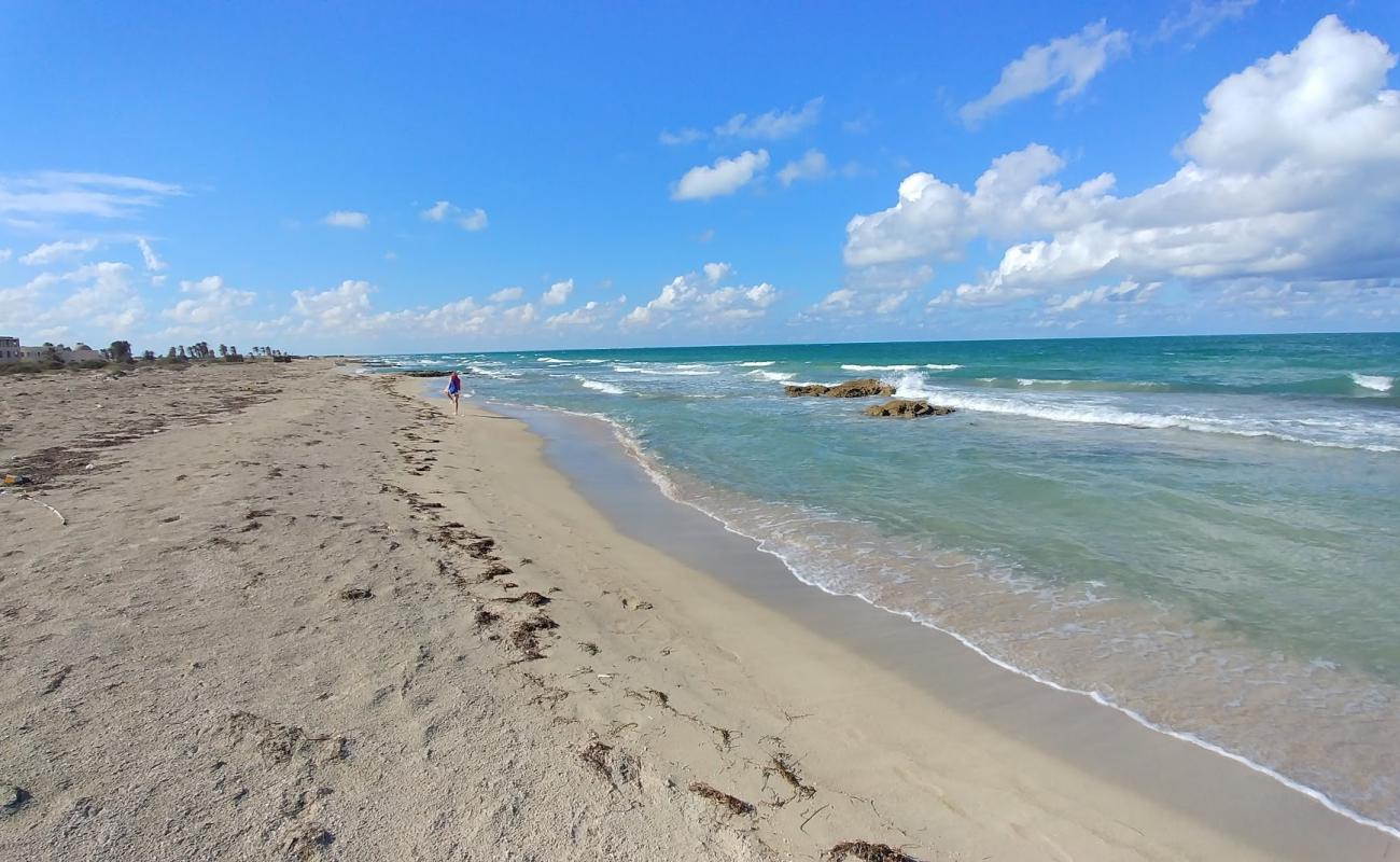 Photo de Al Batwar beach avec sable blanc de surface