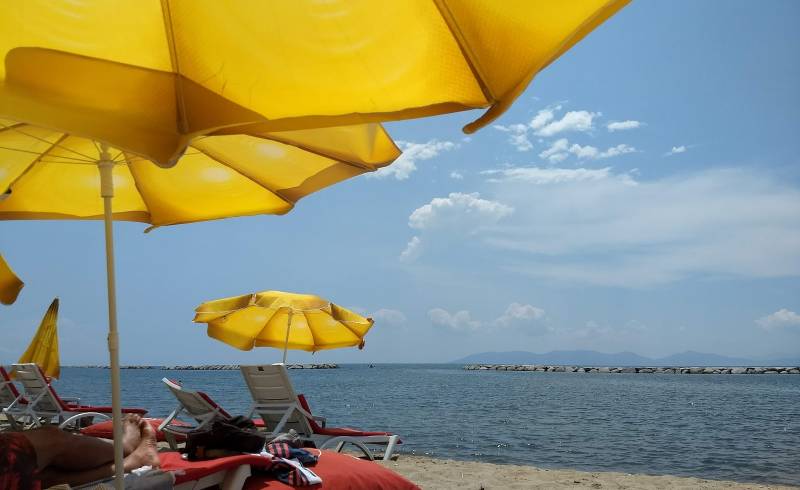 Photo de Can cafe beach avec sable lumineux de surface