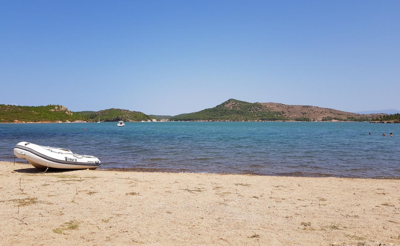 Photo de Altinkum beach avec sable clair avec caillou de surface