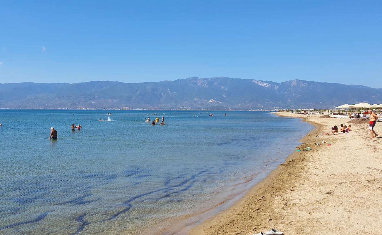 Photo de Denetko beach avec sable lumineux de surface