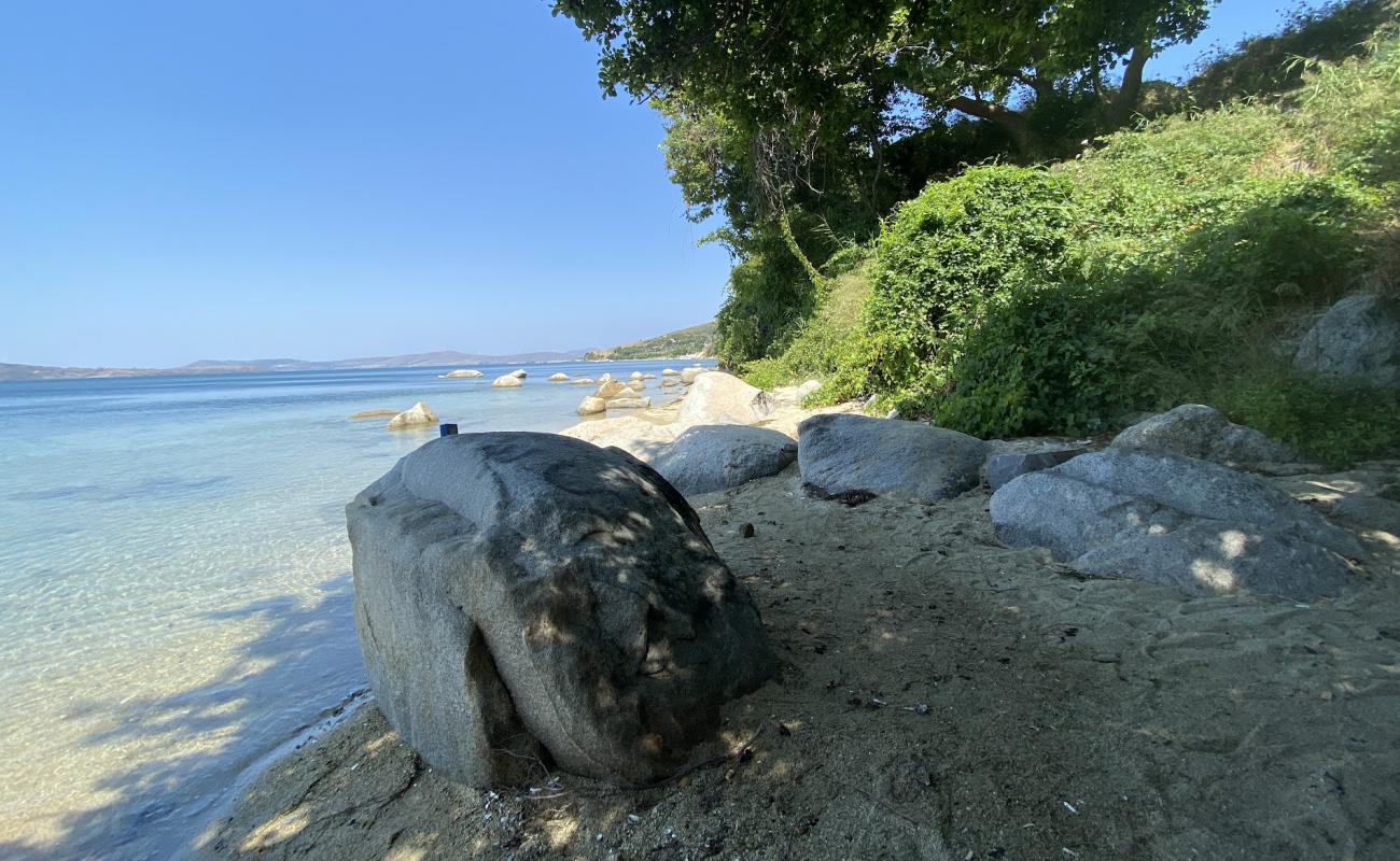Photo de Faruk's Dark beach avec sable beige de surface