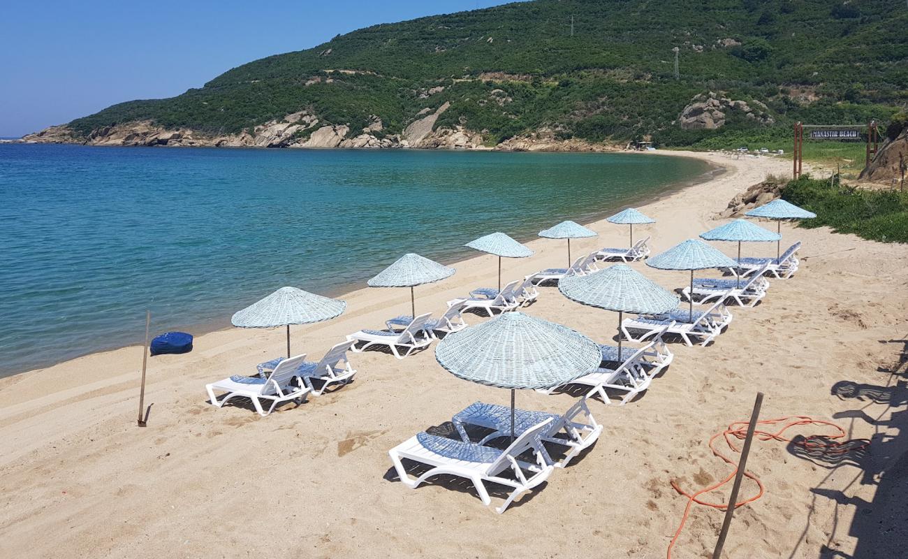 Photo de Manastir beach avec caillou fin clair de surface