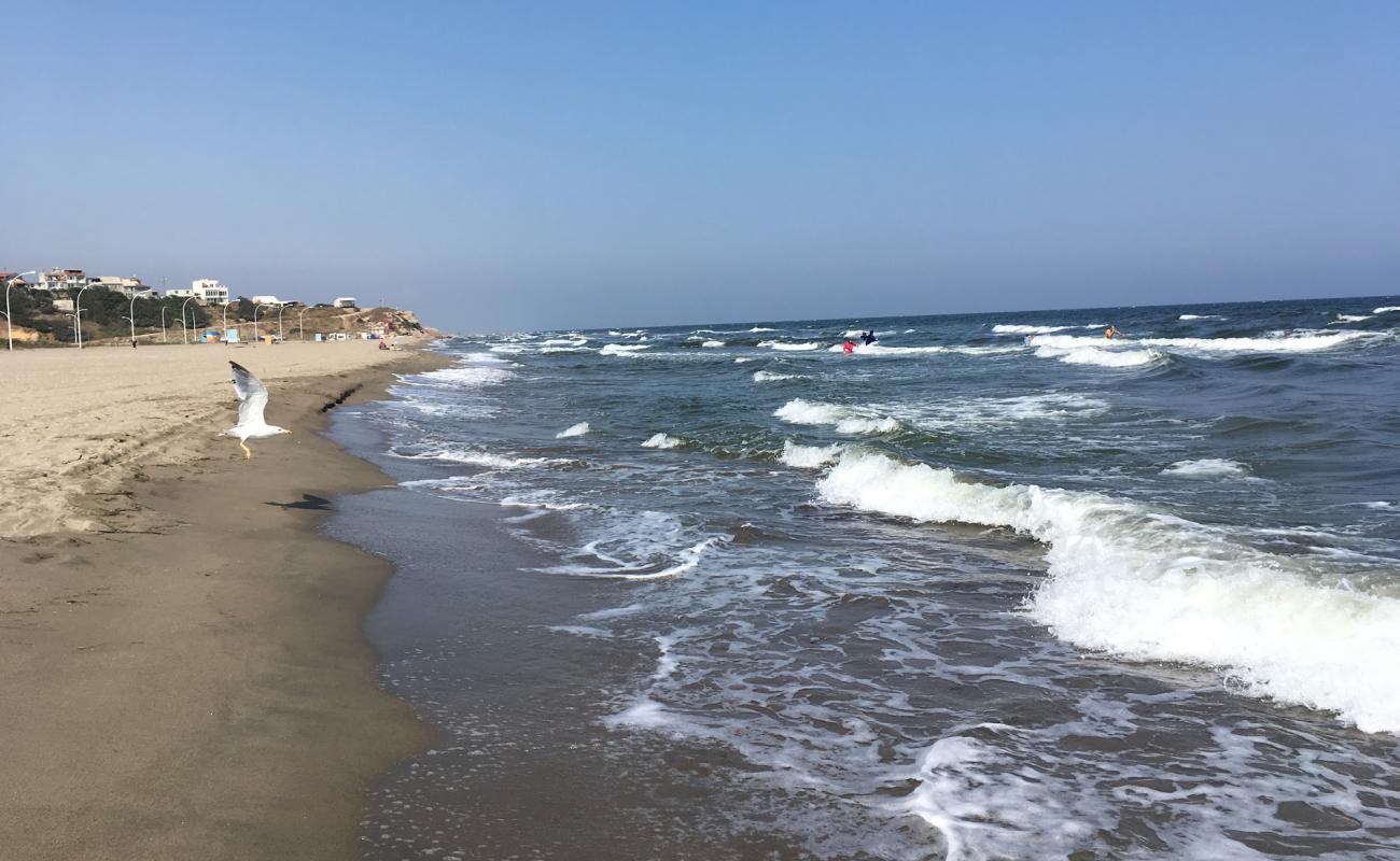 Photo de Eskel beach avec sable lumineux de surface