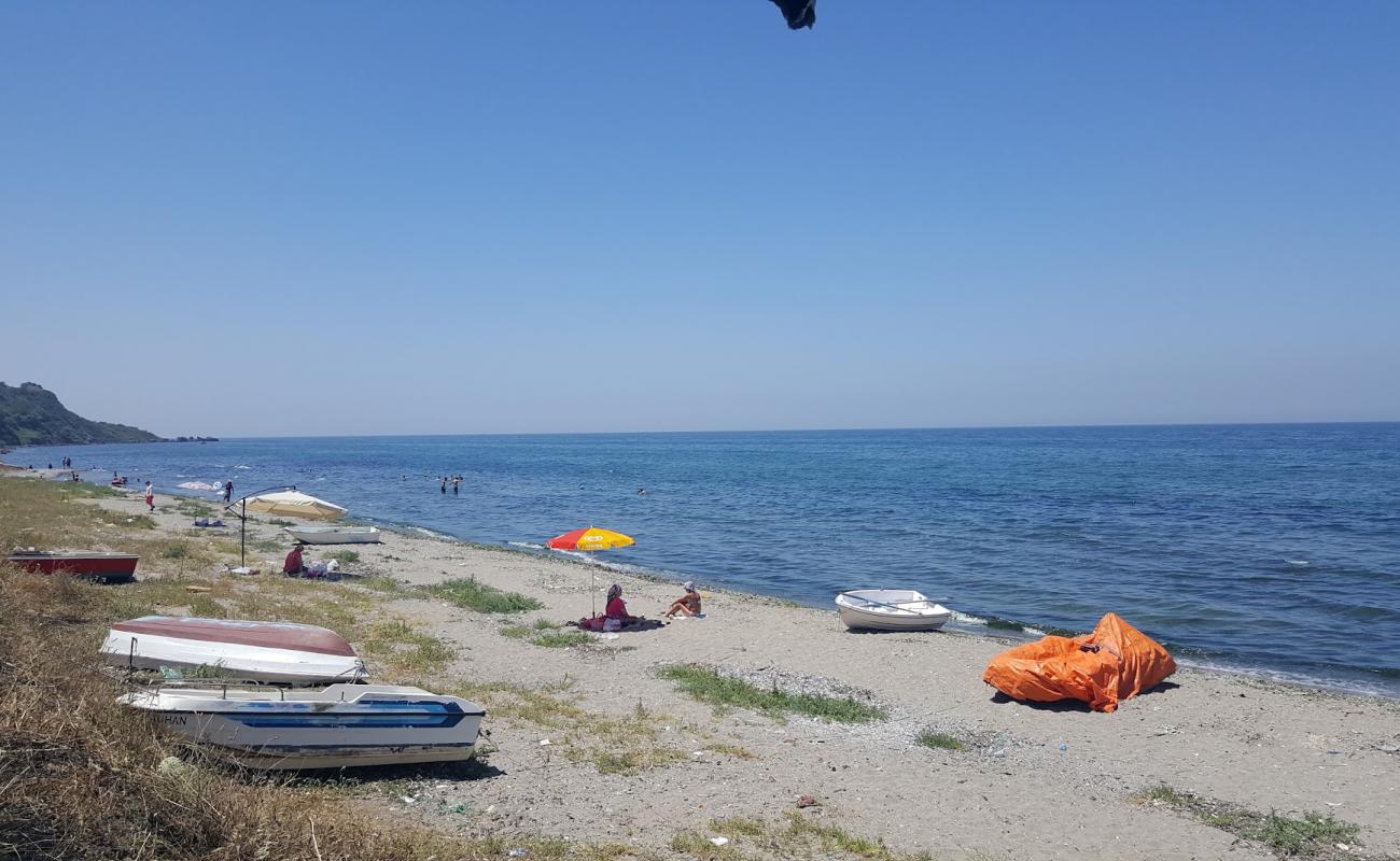 Photo de Ketendere Sahili avec sable gris avec caillou de surface