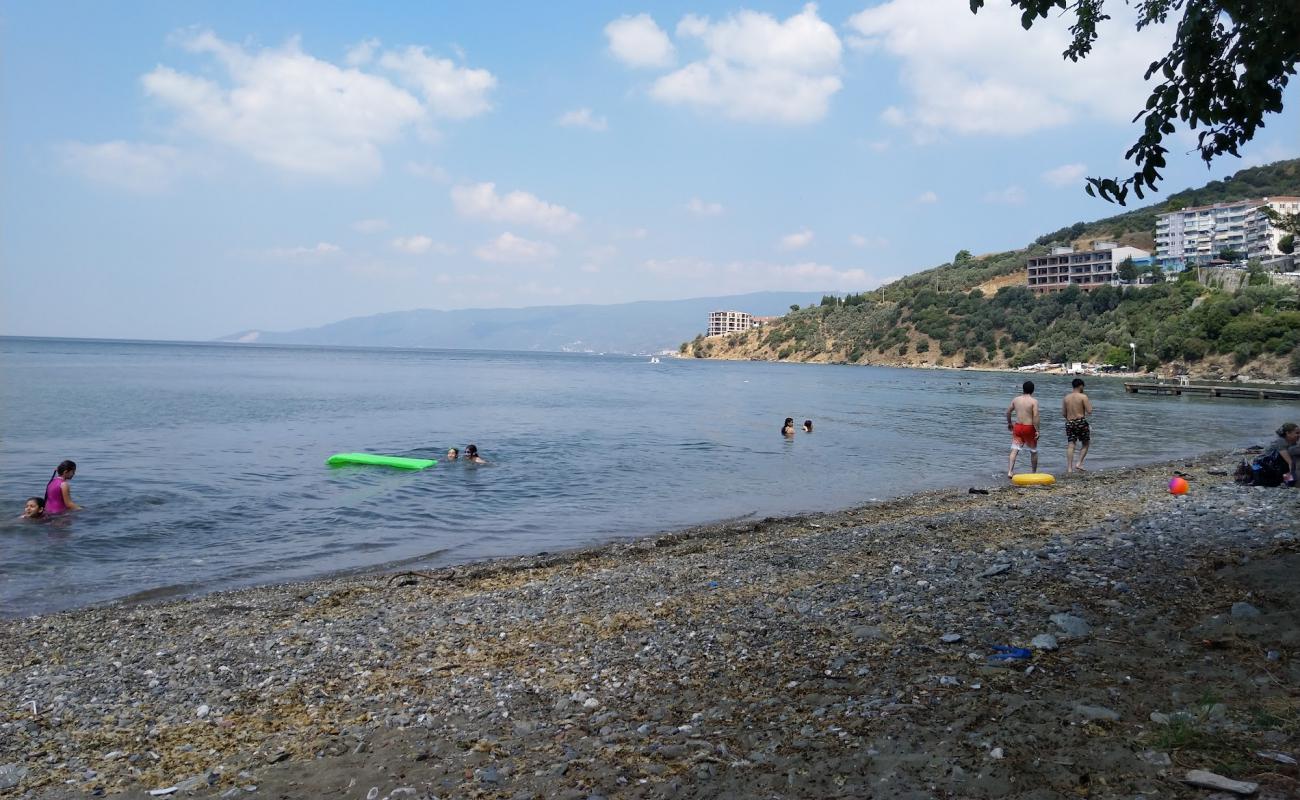 Photo de Kumla beach avec sable gris avec caillou de surface