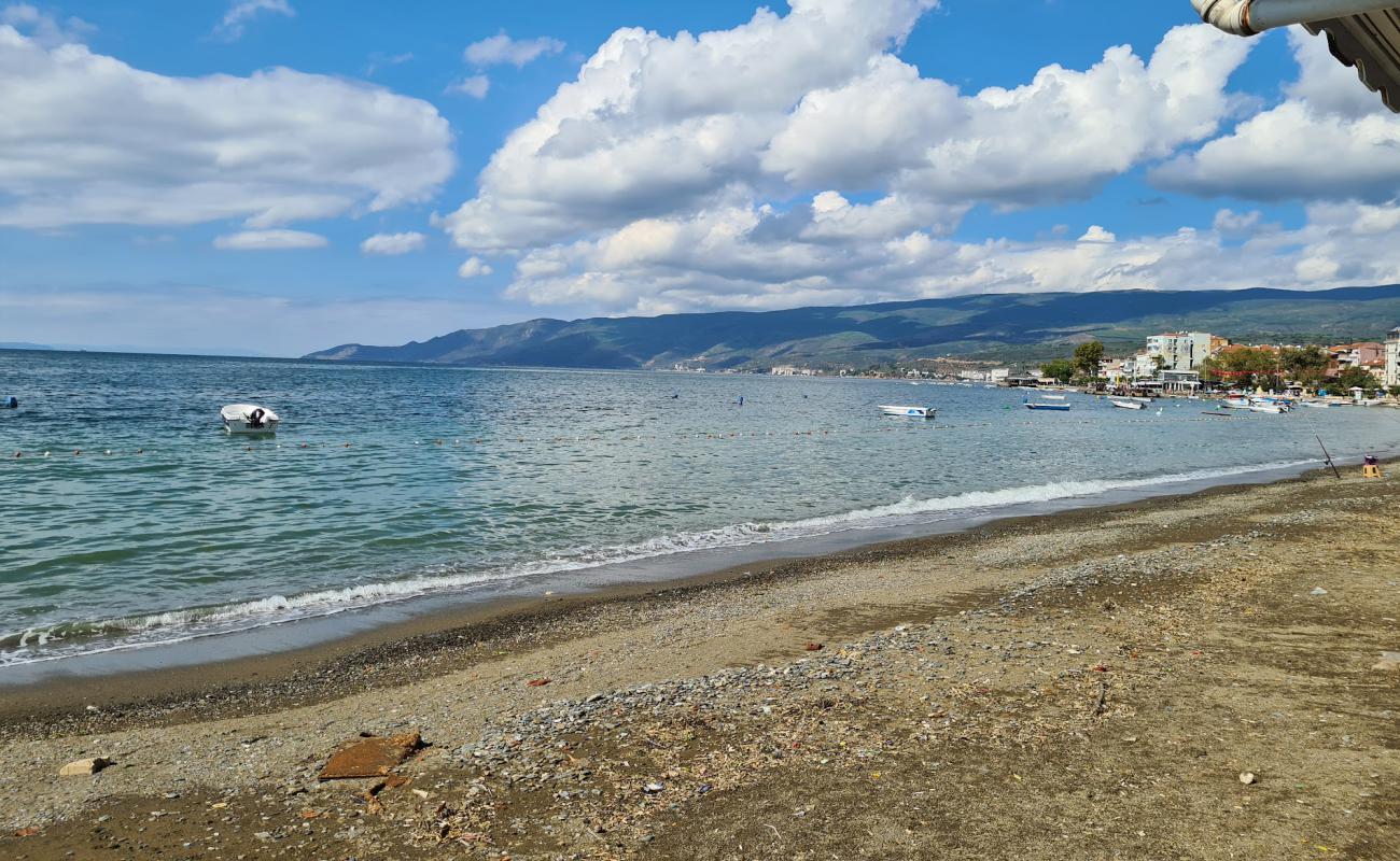 Photo de Martilar beach avec sable brun de surface