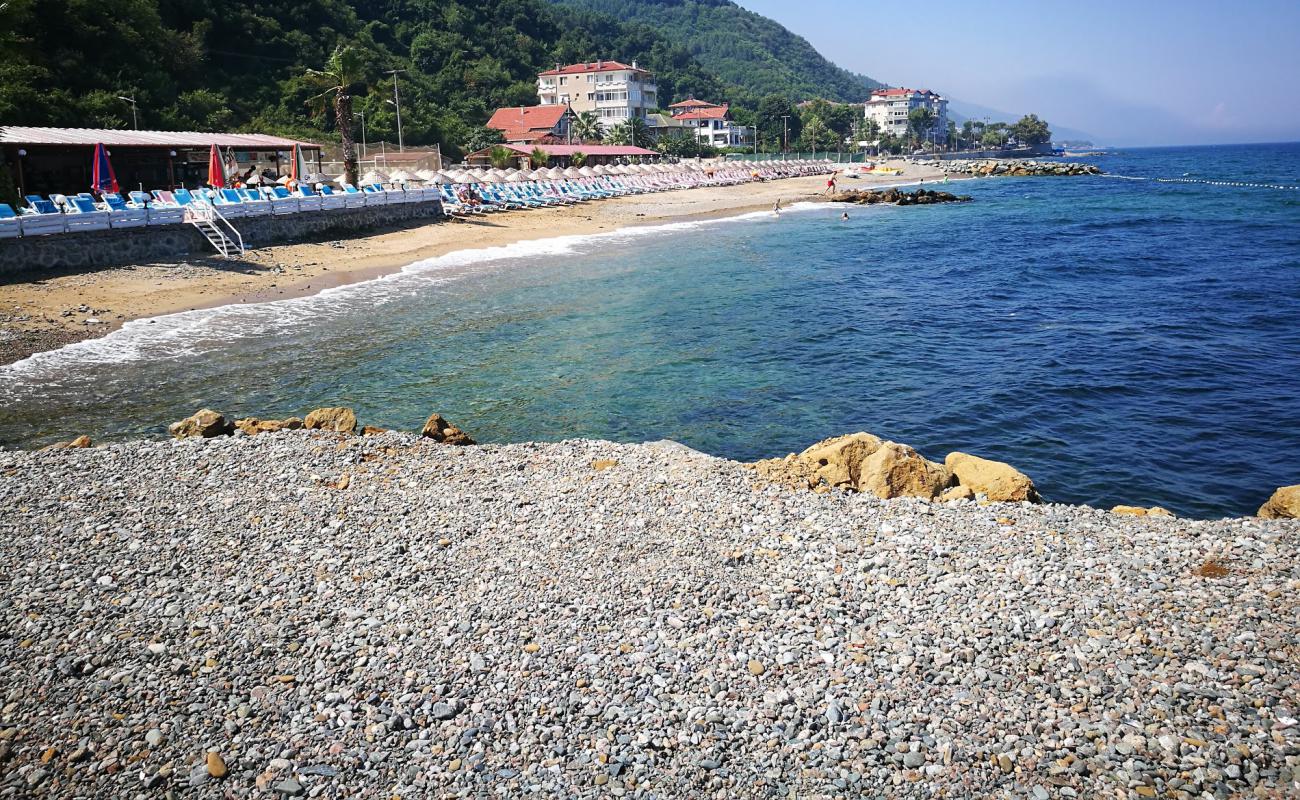 Photo de Deniz Yildizi beach avec sable noir avec caillou de surface