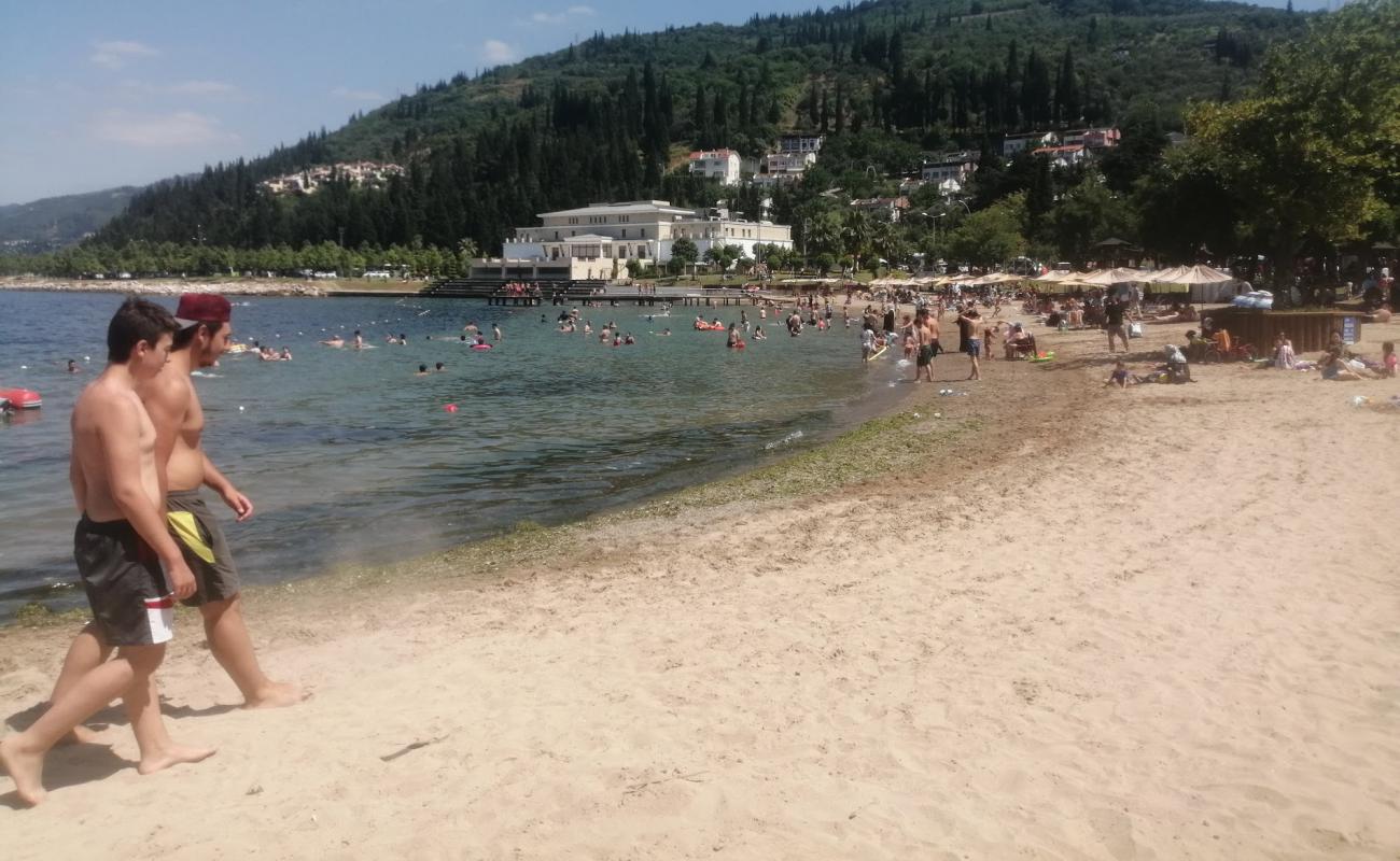 Photo de Karamursel beach avec sable brun de surface