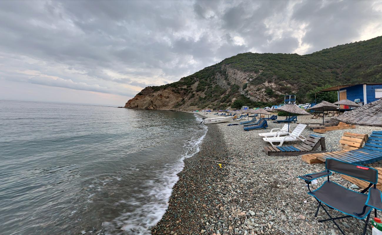 Photo de Komur Limani beach protégé par des falaises