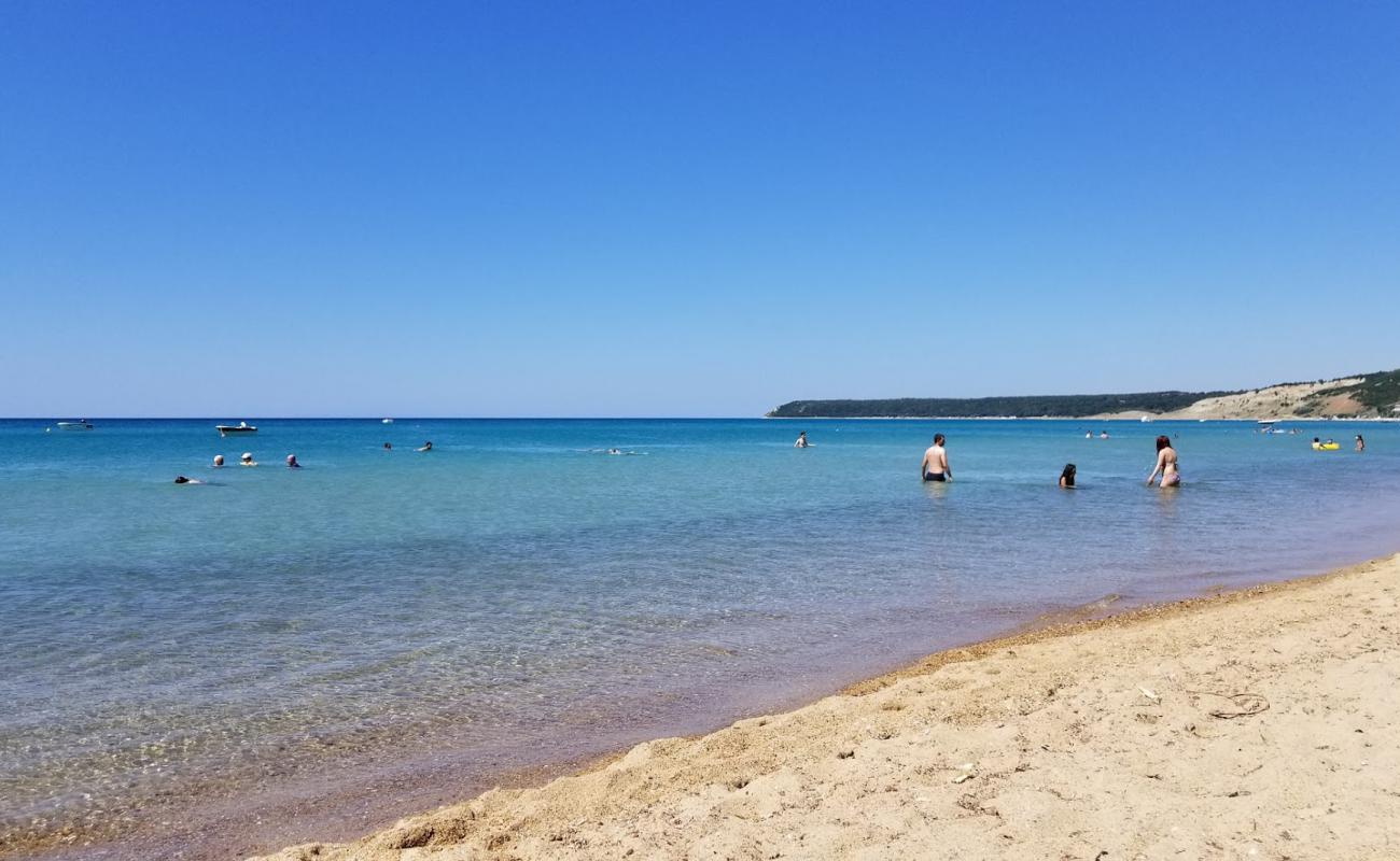 Photo de Plage d'Erikli avec sable fin et lumineux de surface