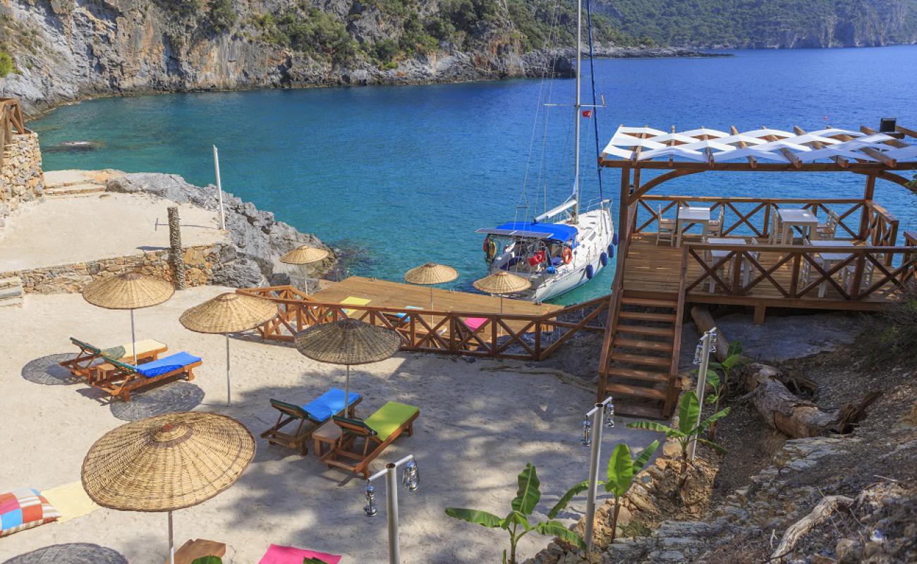 Photo de Gemile Bay II avec sable beige & galets de surface
