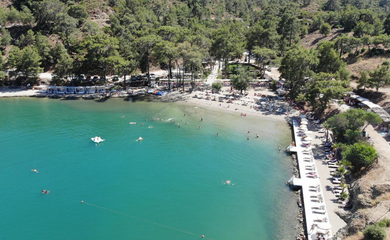 Photo de Küçük Samanlık Plajı avec sable beige & galets de surface