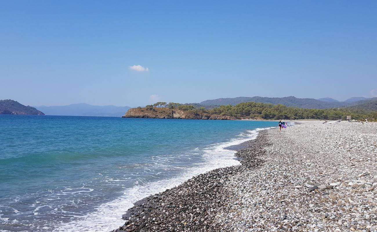 Photo de Karaot beach avec sable gris avec caillou de surface