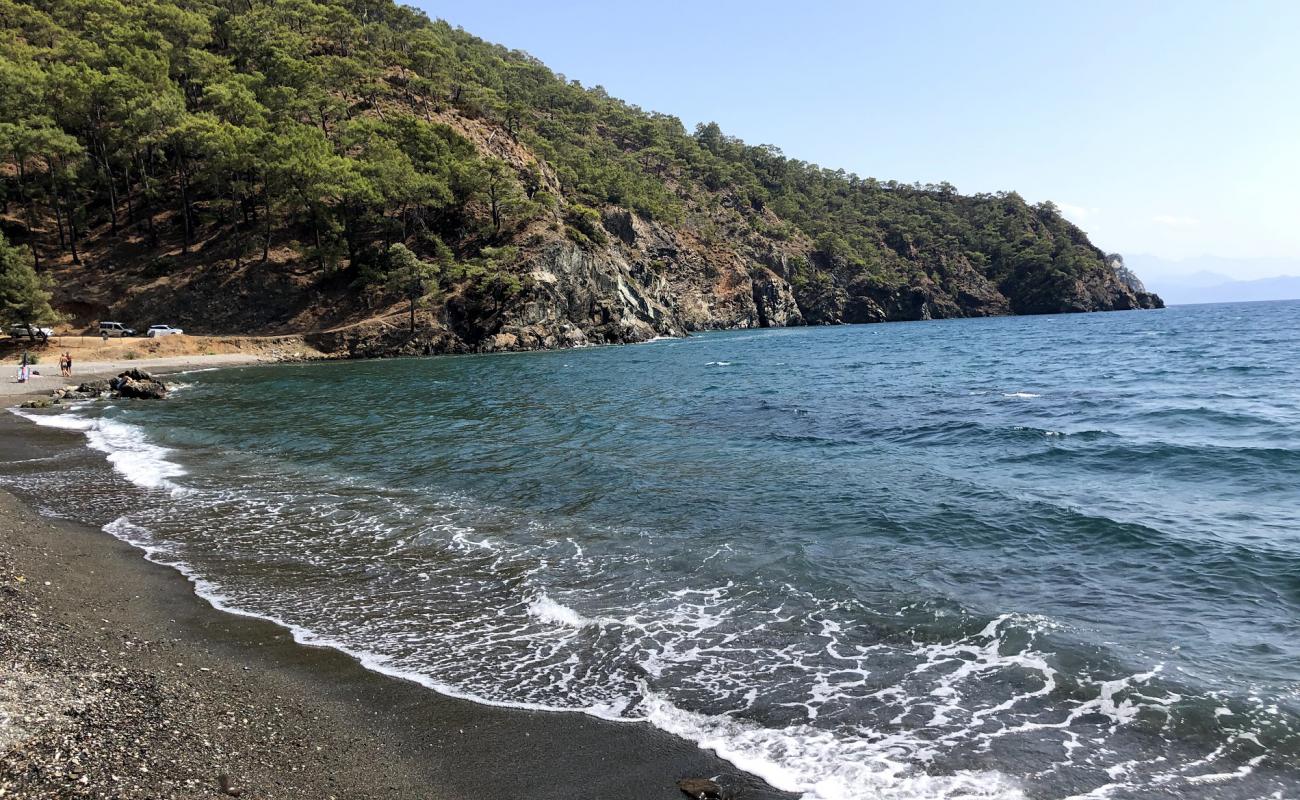 Photo de Inlice beach avec sable noir & galets de surface