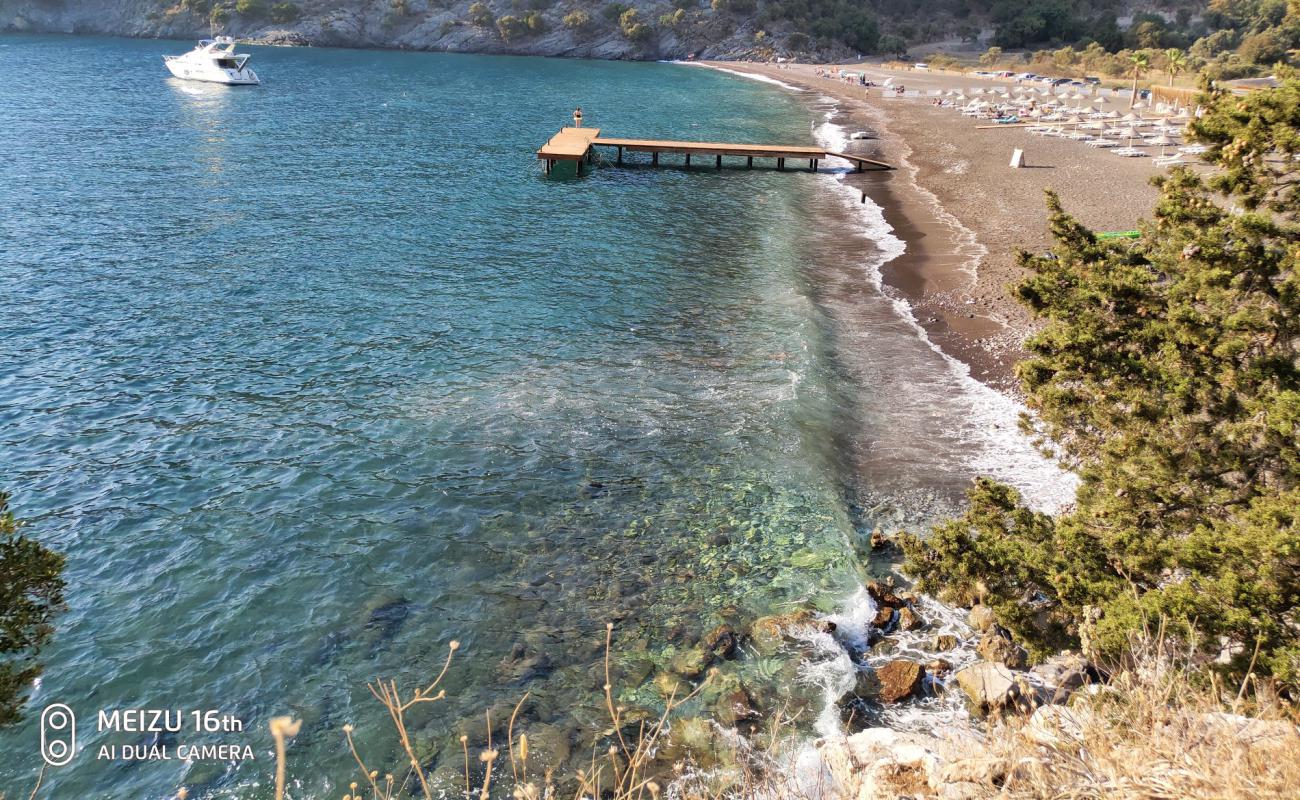 Photo de Candost beach IV avec sable noir avec caillou de surface