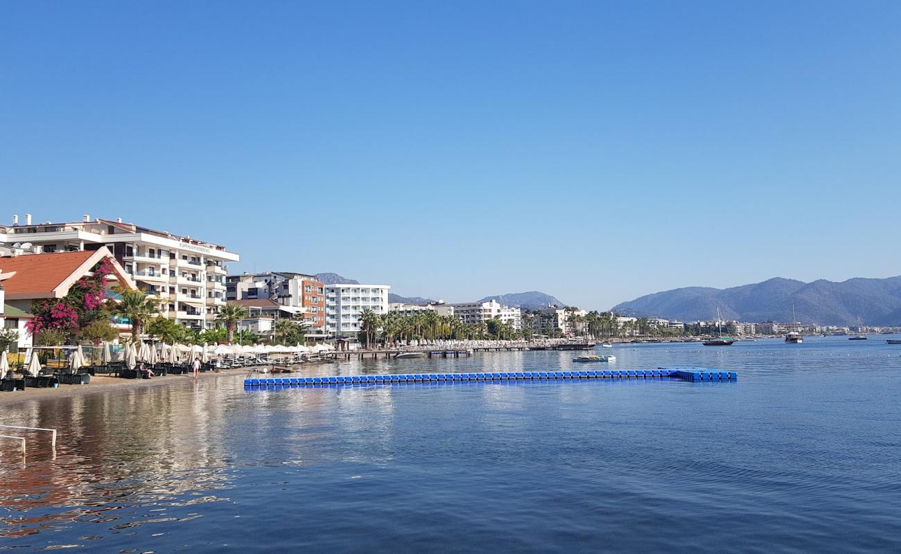 Photo de Marmaris Plaji IV avec petits galets beige de surface