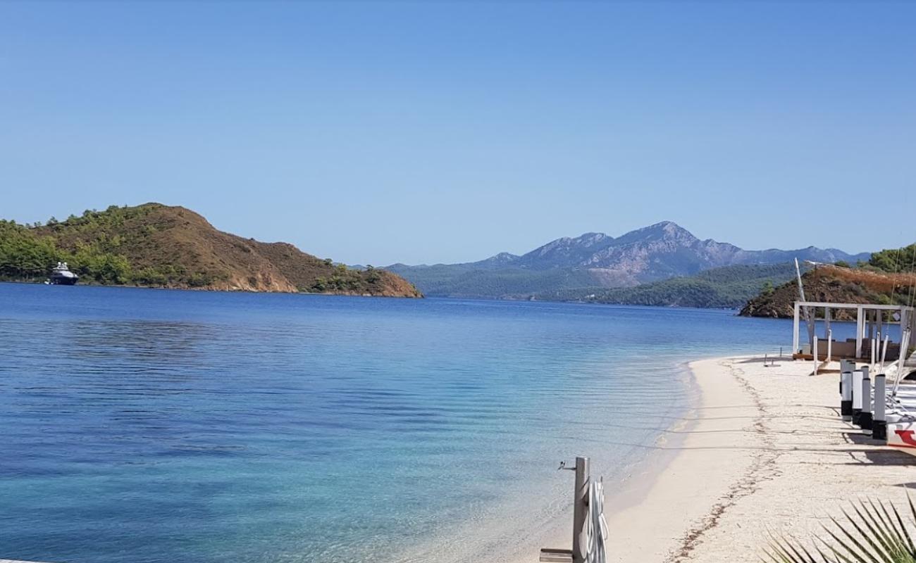 Photo de Plage de Manos Tavsan avec sable fin et lumineux de surface