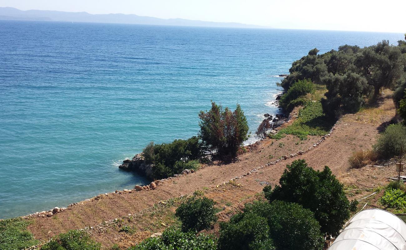 Photo de Karya beach II avec sable gris avec caillou de surface