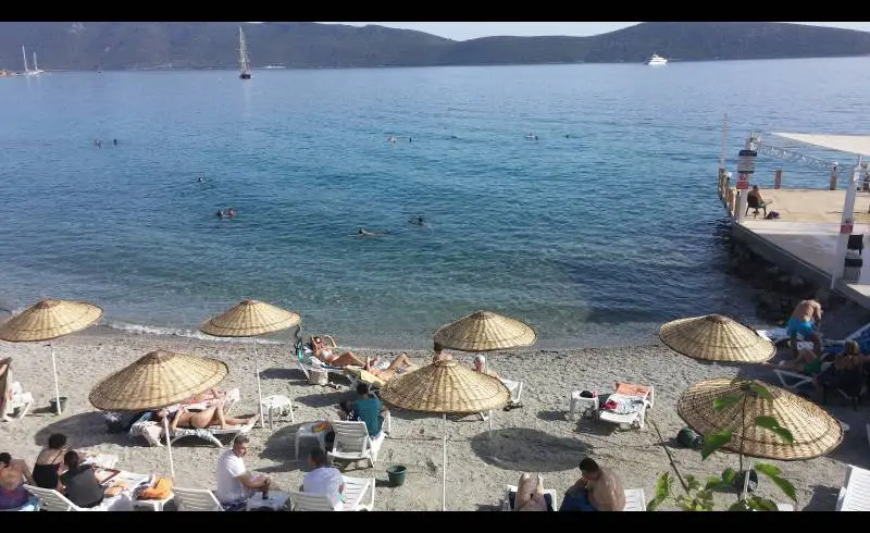Photo de Icmeler beach avec petits galets beige de surface