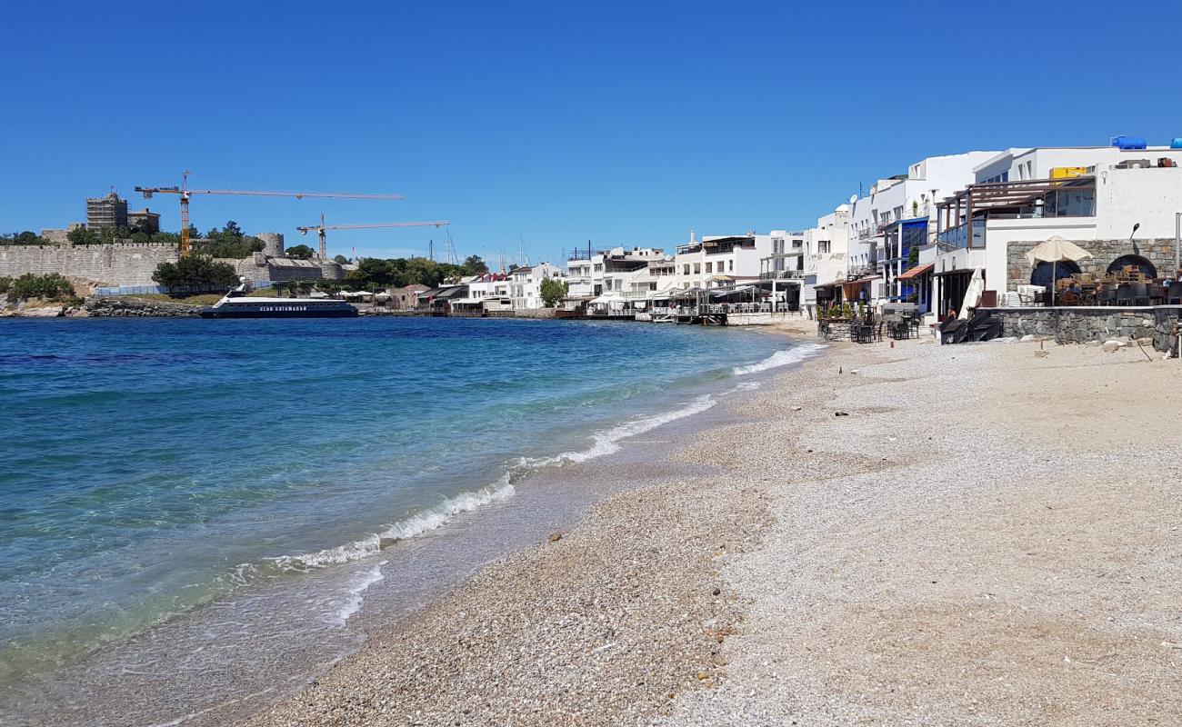 Photo de Bodrum beach II avec petits galets beige de surface