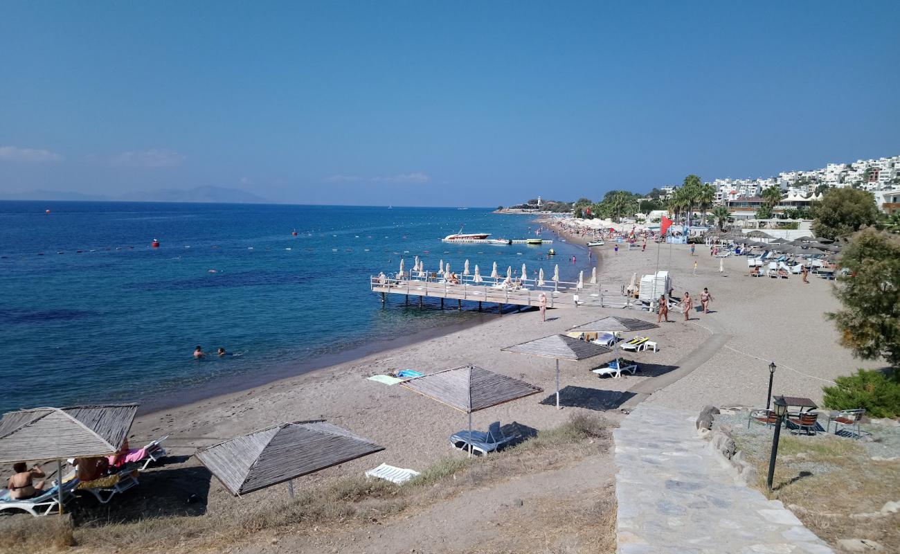 Photo de Plage de Sahil avec sable clair avec caillou de surface