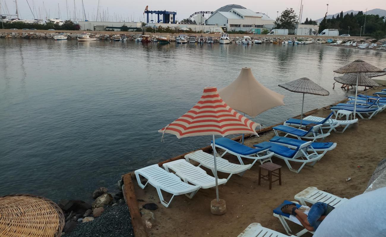 Photo de Turgutreis beach avec sable brun de surface