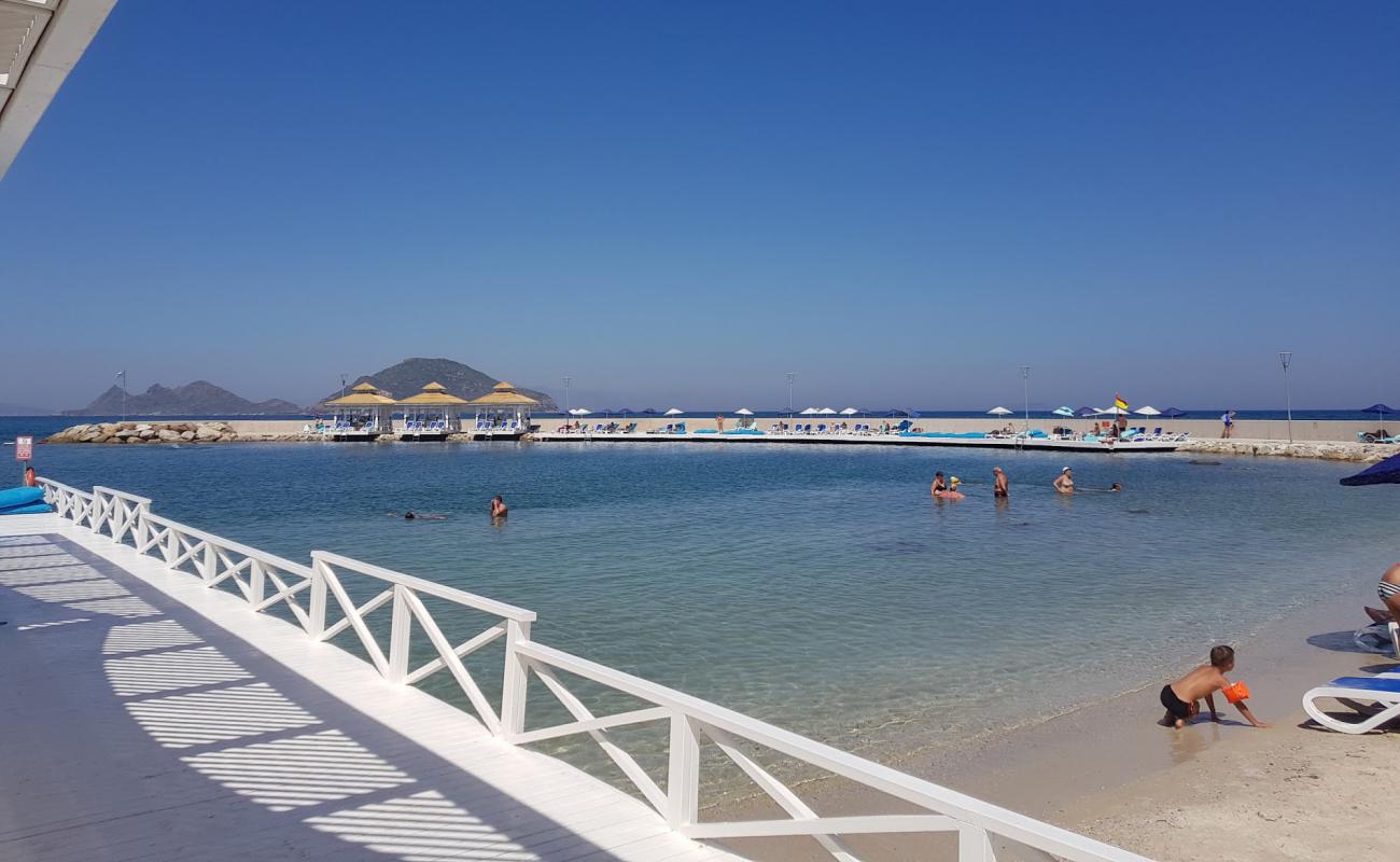 Photo de Ayvan plage II avec sable fin et lumineux de surface