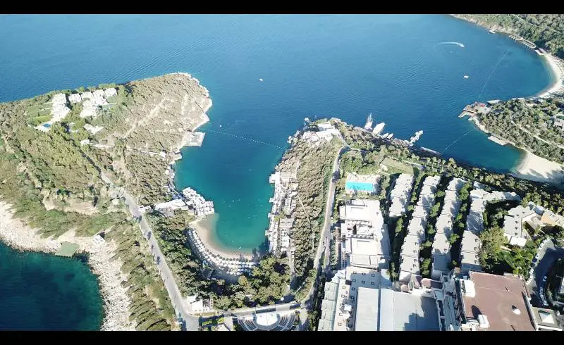 Photo de Plage Hilton Bodrum avec sable lumineux de surface