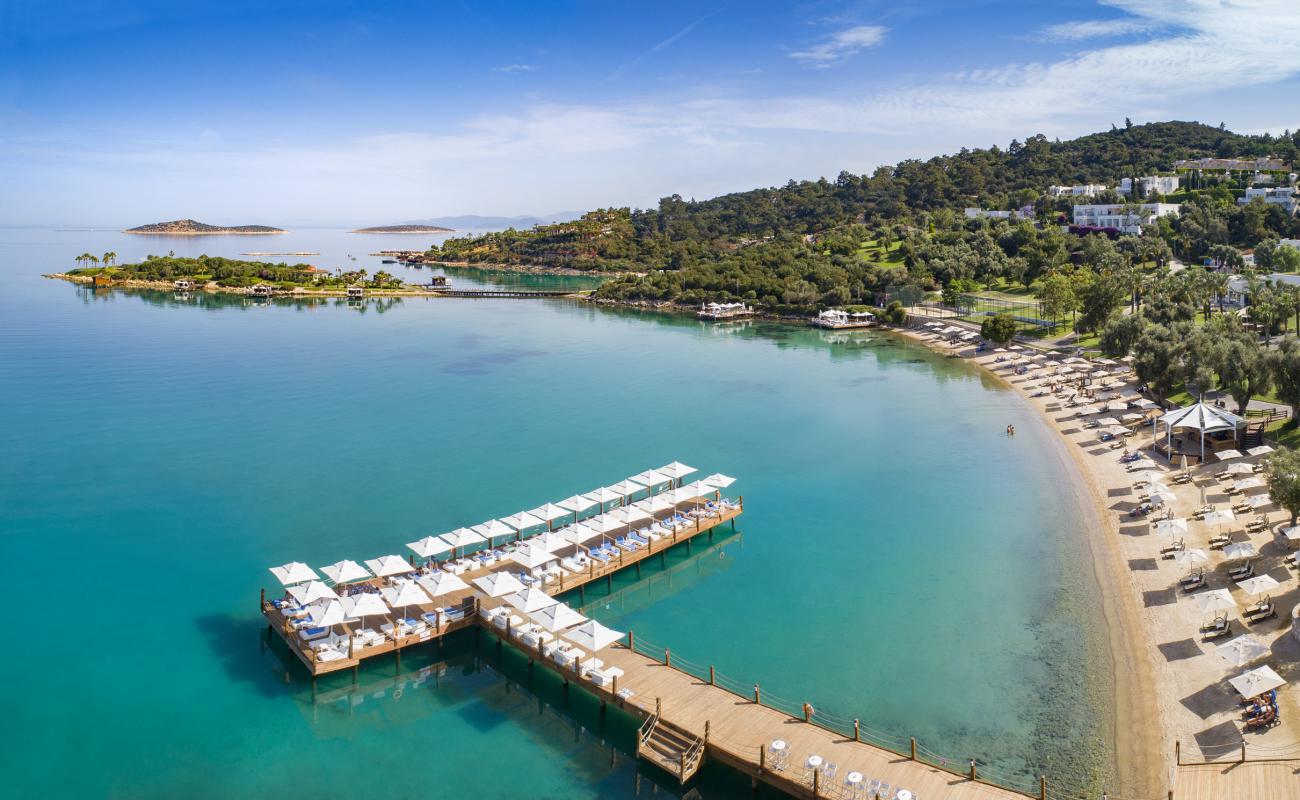 Photo de Plage de Rixos Bodrum avec sable beige fin de surface