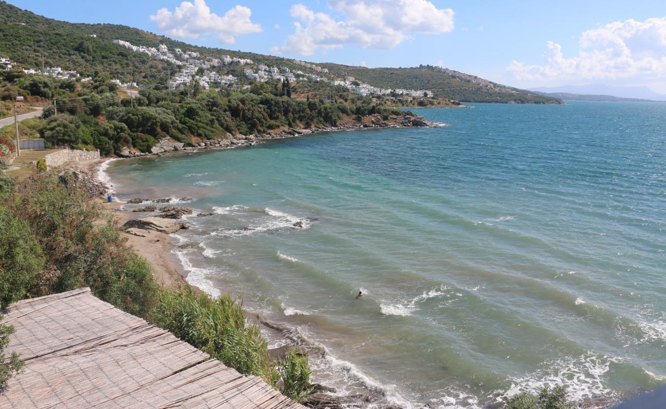 Photo de Urga Beach III avec sable clair avec caillou de surface