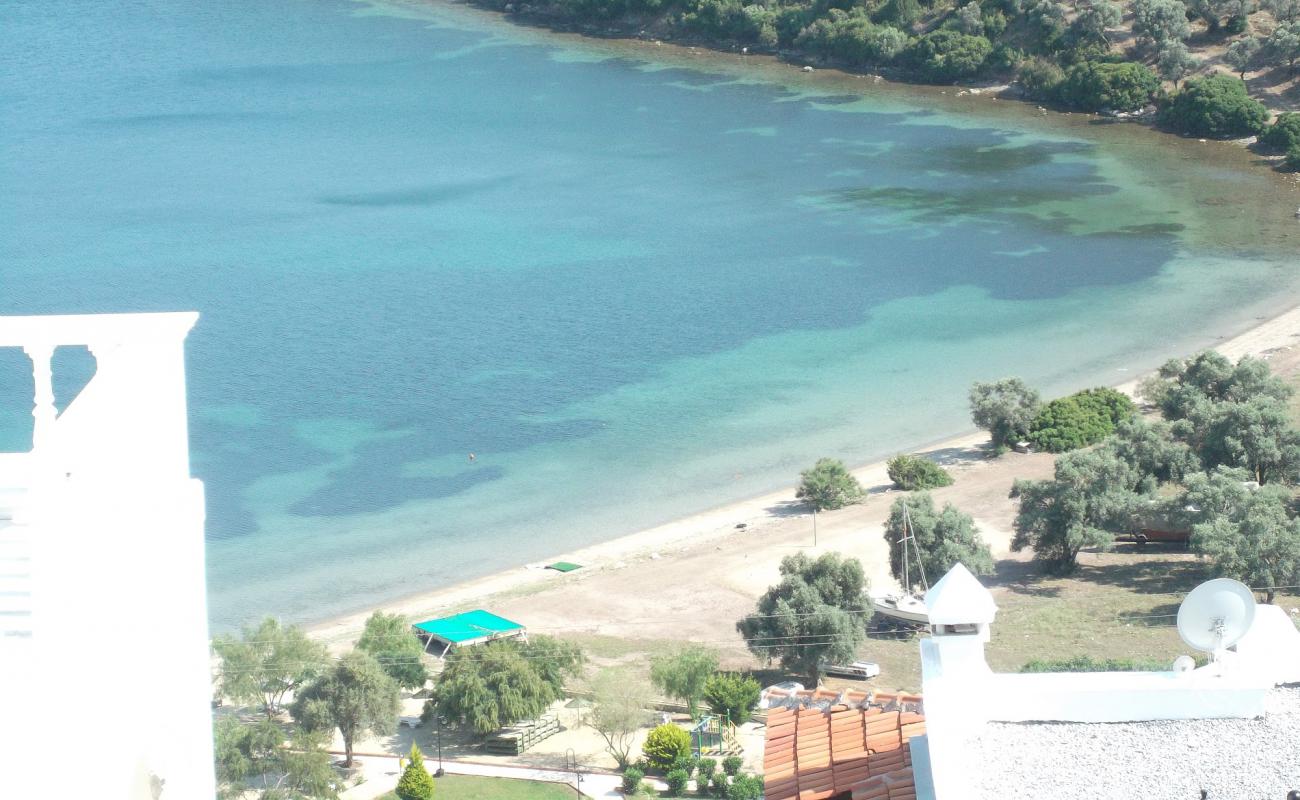 Photo de Iasos Beach II avec sable gris & galets de surface