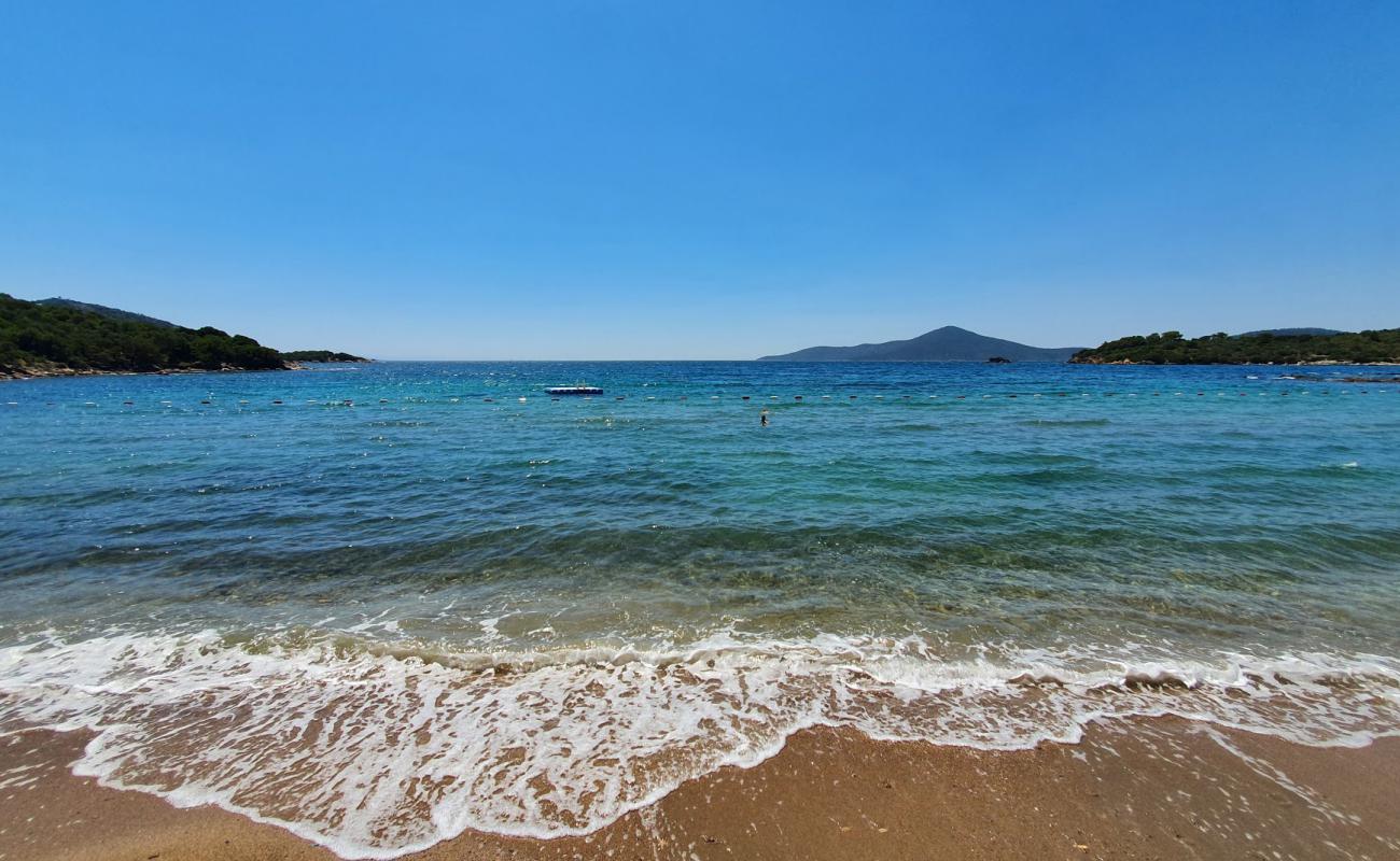 Photo de Ruyam beach avec sable clair avec caillou de surface