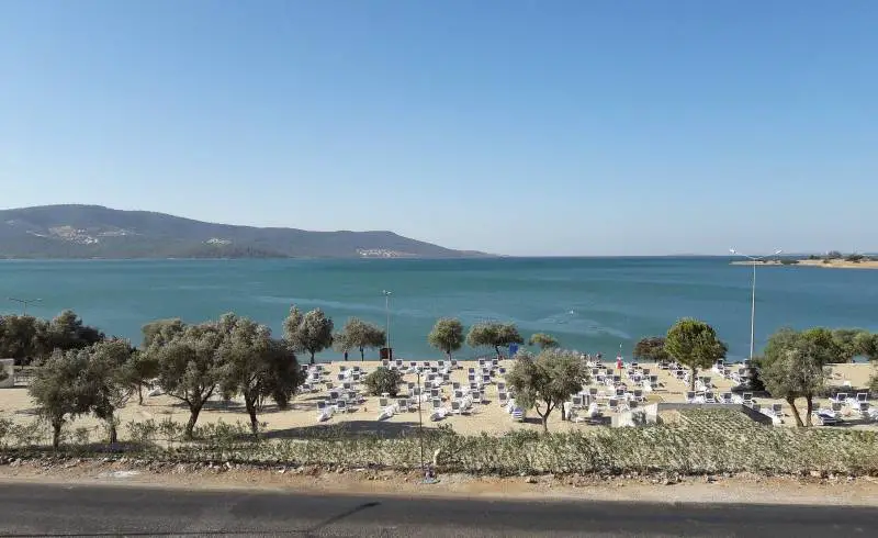 Photo de Kerem beach II avec sable lumineux de surface