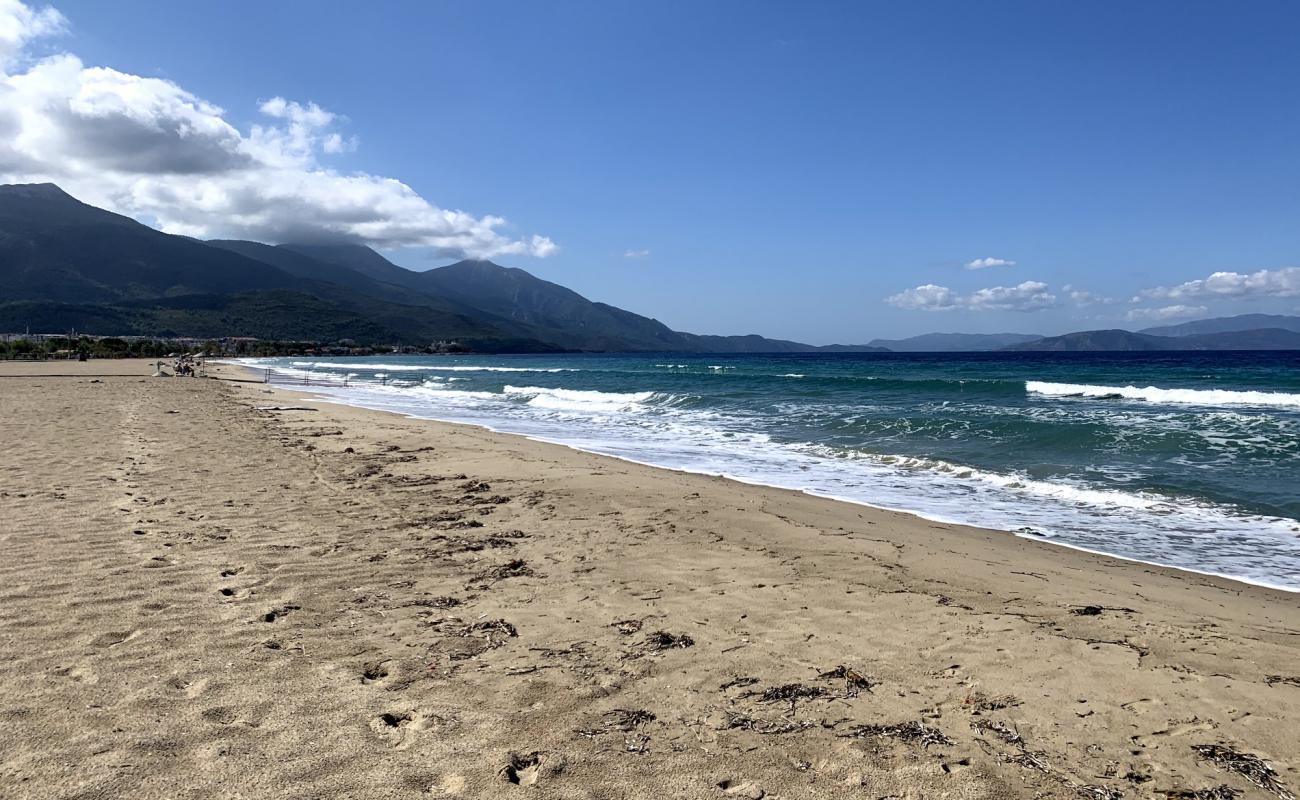 Photo de Kusadasi beach avec sable lumineux de surface