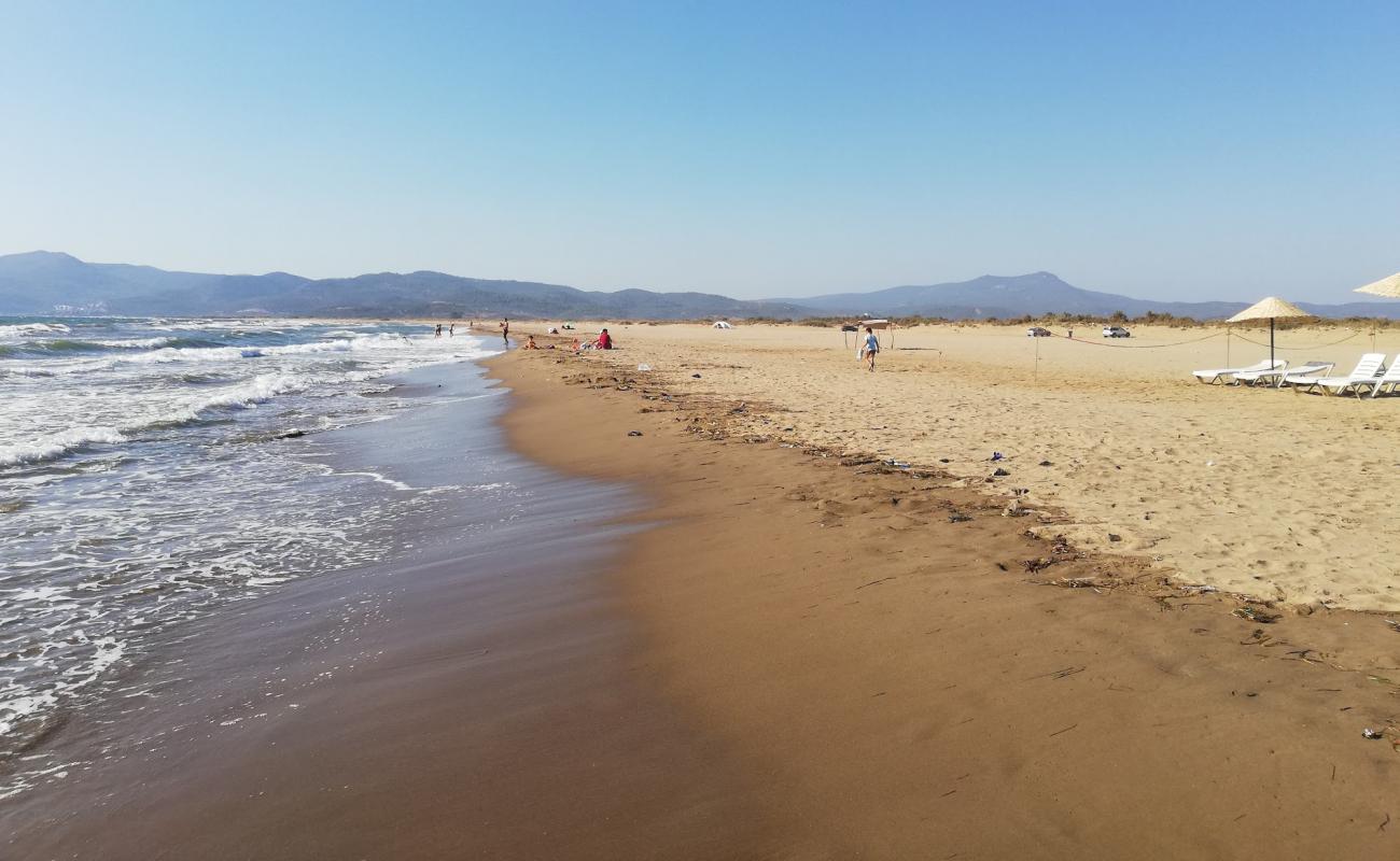 Photo de Pamucak beach avec sable fin brun de surface