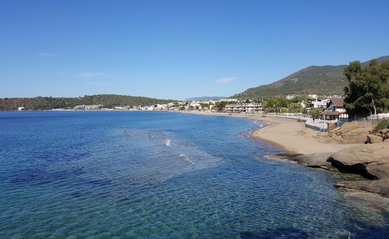 Photo de Sukuralti beach V avec sable brun de surface