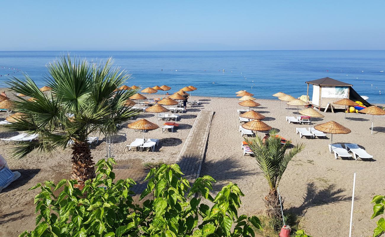 Photo de Ozdere beach avec sable beige & galets de surface
