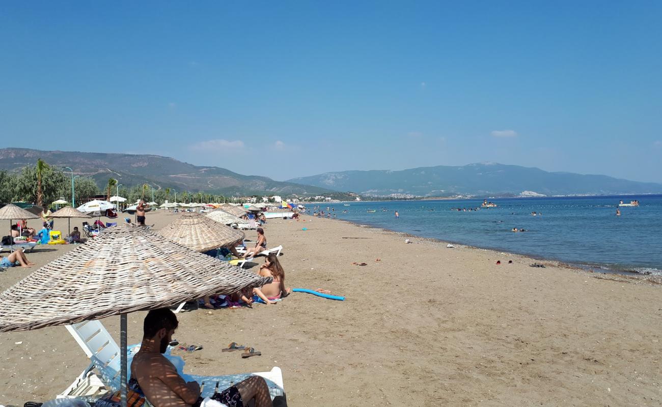 Photo de Urkmez beach avec sable noir & galets de surface