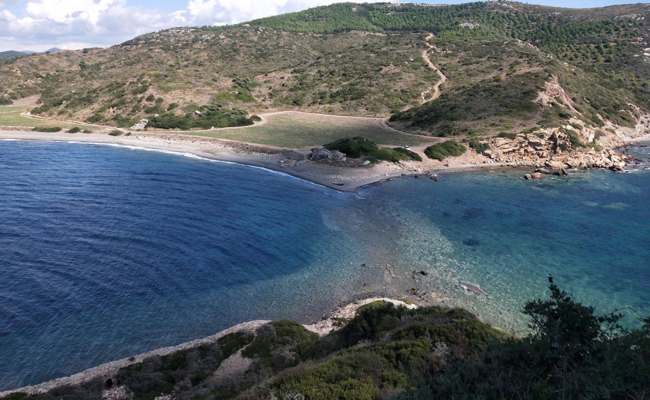 Photo de Omur town beach II avec sable beige & galets de surface