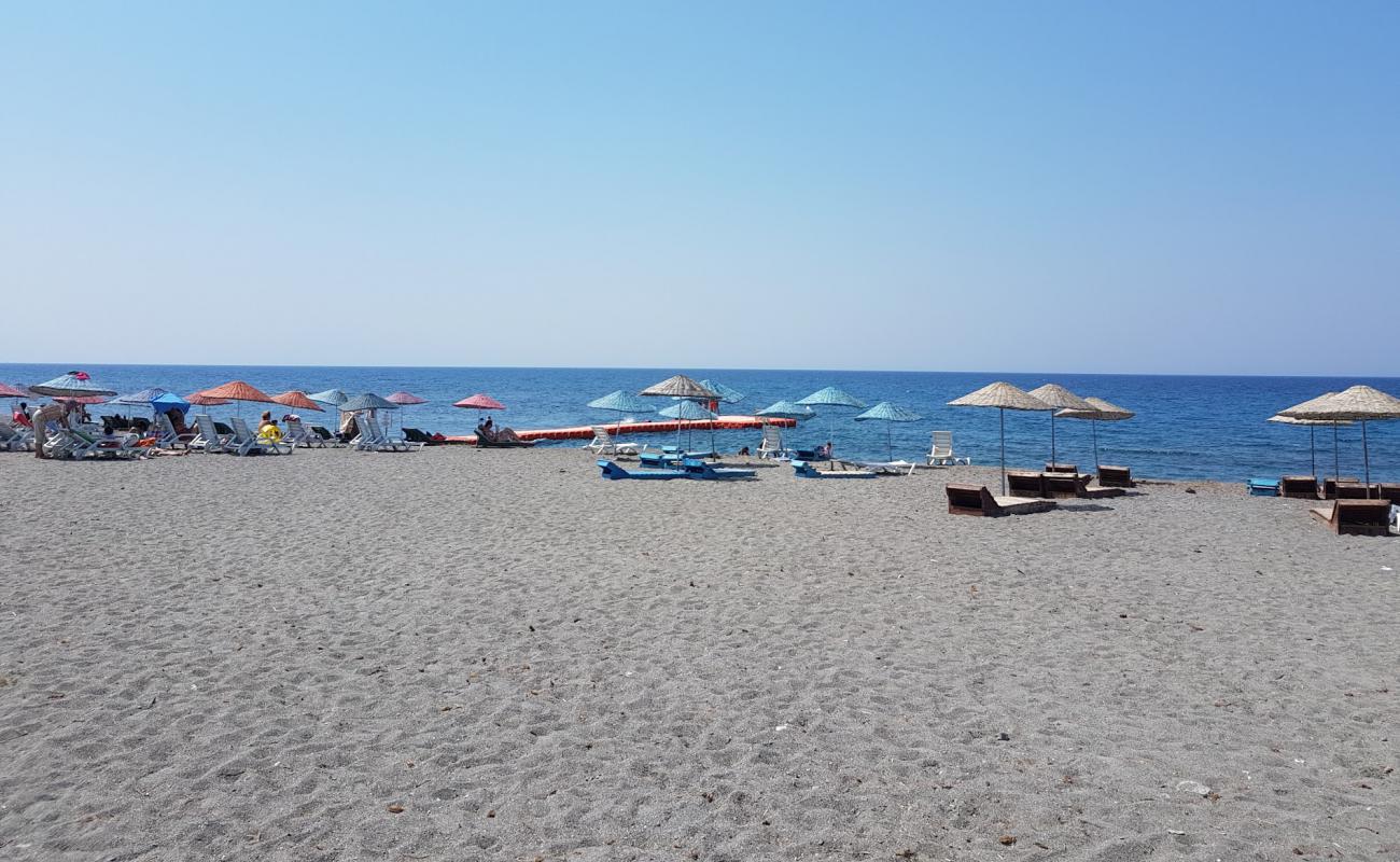 Photo de Omur town beach avec petits galets beige de surface